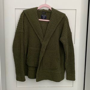 Abercrombie & Fitch Chunky knit olive green buttonless cardigan.
